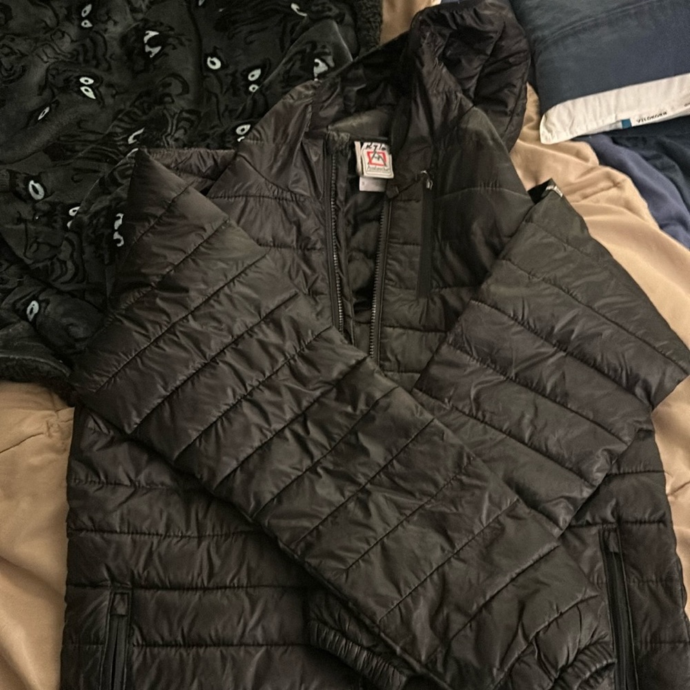 Men’s size small black light weight hooded puffer jacket. Excellent condition